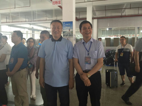 仟億達(dá)董事長鄭兩斌（右一）現(xiàn)場(chǎng)合影