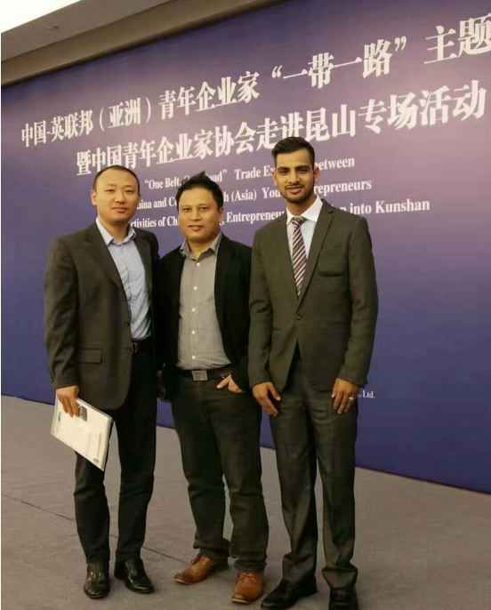 仟億達(dá)龐總（左一）與卡薩萊亞有限公司首席執(zhí)行官瑞吉&bull;德哈&bull;約翰（左二）、百德私人有限公司首席執(zhí)行官薩巴斯&bull;薩皮克答（左三）