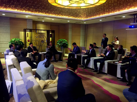 福州市市長尤猛軍、副市長胡振杰、北京福建商會會長陳春玖與仟億達董事長鄭兩斌 （右排左三）等進行會談