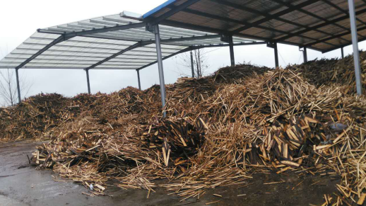 上圖為農(nóng)林廢棄物秸稈、木屑等