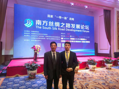 仟億達(dá)孫總（右）與國務(wù)院殊津貼專、區(qū)域經(jīng)濟(jì)與產(chǎn)業(yè)發(fā)展研究中心主任茶洪旺合影