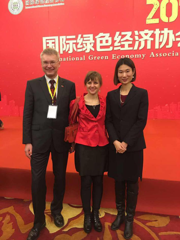  捷斯中合作協(xié)會監(jiān)事會員Rudolf Zachoval（左一）、Sarka Zhang（左二）與 仟億達劉總（右一）合影