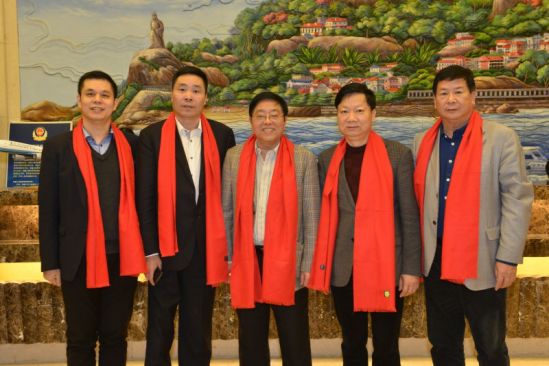 仟億達(dá)集團(tuán)董事長鄭兩斌（左一）、陜西廈門商會(huì)會(huì)長陳信雄（左二）、與廈門市人原副主任汪興裕（正中）、廈門駐京辦主任王飛（右二）廈門企業(yè)商會(huì)會(huì)長蔣清林（右一）