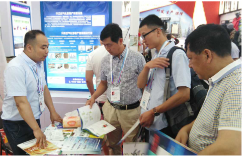 仟億達(dá)集團(tuán)展臺(tái)吸引各界人士前來(lái)參觀(guān)、咨詢(xún)