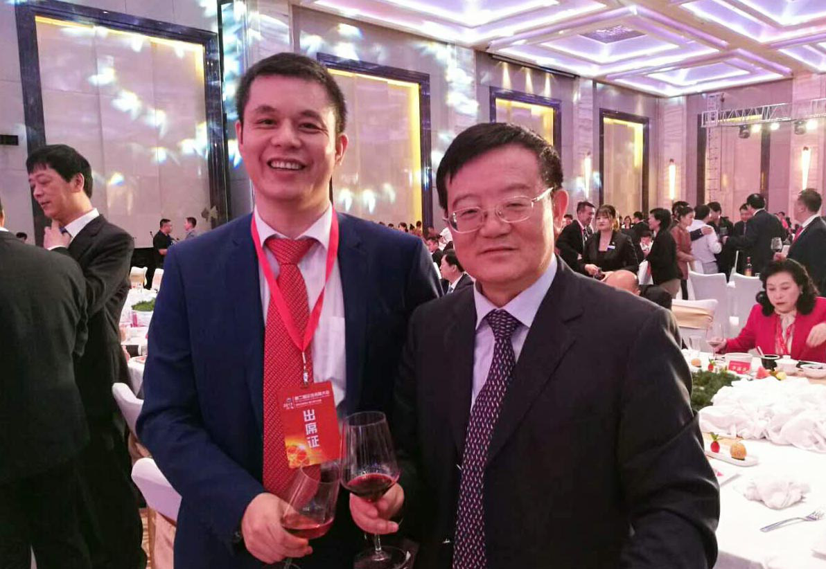 全國(guó)工商聯(lián)黨組書(shū)記、常務(wù)副主席徐樂(lè)江（右）與仟億達(dá)集團(tuán)董事長(zhǎng)鄭兩斌（左）