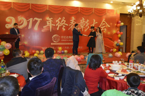 董事長鄭兩斌先生抽取、頒發(fā)終級幸運獎